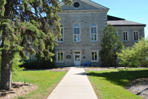 Ce bâtiment de pierre abritait l'ancien palais de justice. Il fut par la suite le siège de l'hôtel de ville d'Aylmer. Il héberge aujourd'hui un centre culturel.