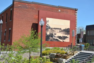 Buckingham fait maintenant partie de la Ville de Gatineau. Une grande murale, sous la forme d'une photo d'époque, rappelle aux visiteurs un pan de son histoire.