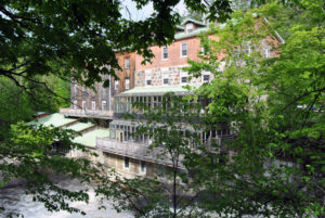 Un hôtel et spa a redonné vie à l'ancien moulin de Wakefield.