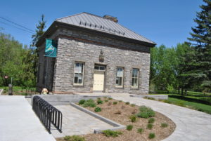 La Maison du vélo est située dans le parc Jacques-Cartier à Gatineau.