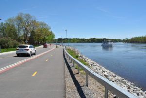 La rue Jacques-Cartier a été complètement réaménagée en 2016, permettant aux cyclistes de circuler en toute quiétude tout en admirant la rivière Gatineau.