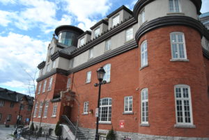Chez Henri accueille aujourd'hui une entreprise technologique et un restaurant.