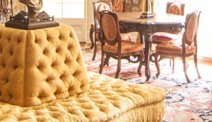 Les meubles sont la plupart des originaux. Il évoque la période de 1850 à 1929, pendant laquelle la famille Papineau habitait le manoir. 